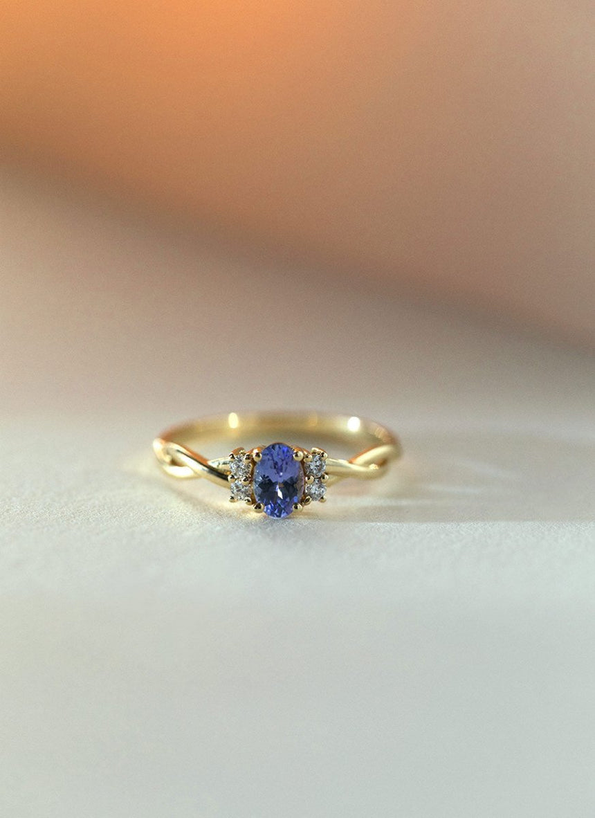Jaimy diamond tanzanite ring 14k gold - Studio Kroewe