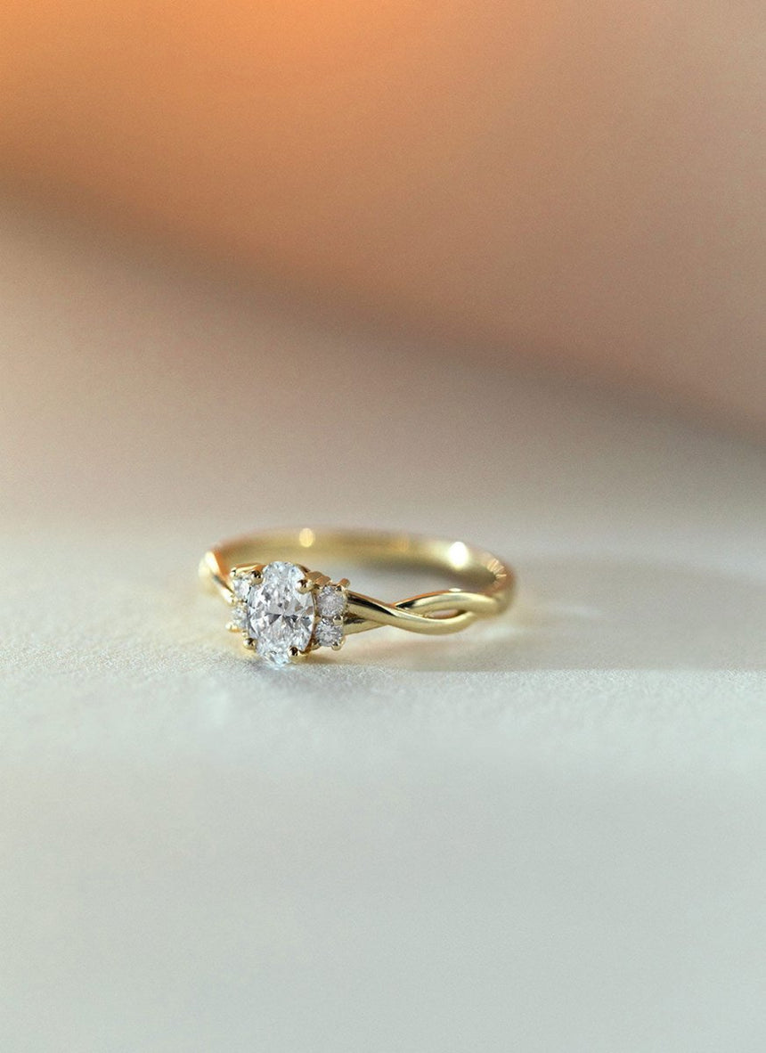 Jaimy oval diamond 0.5ct ring 14k gold - Studio Kroewe
