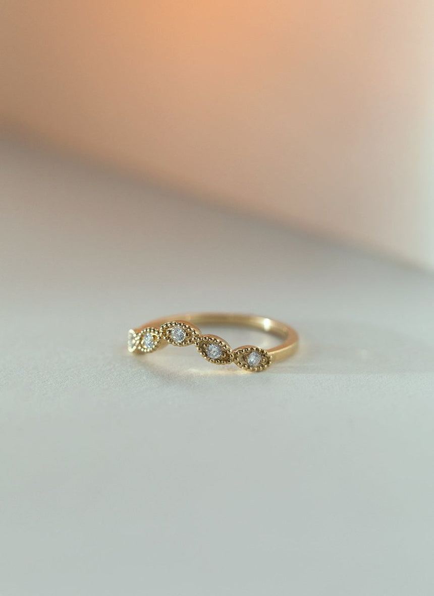 Joshi's sister diamond curve ring 14k gold - Studio Kroewe