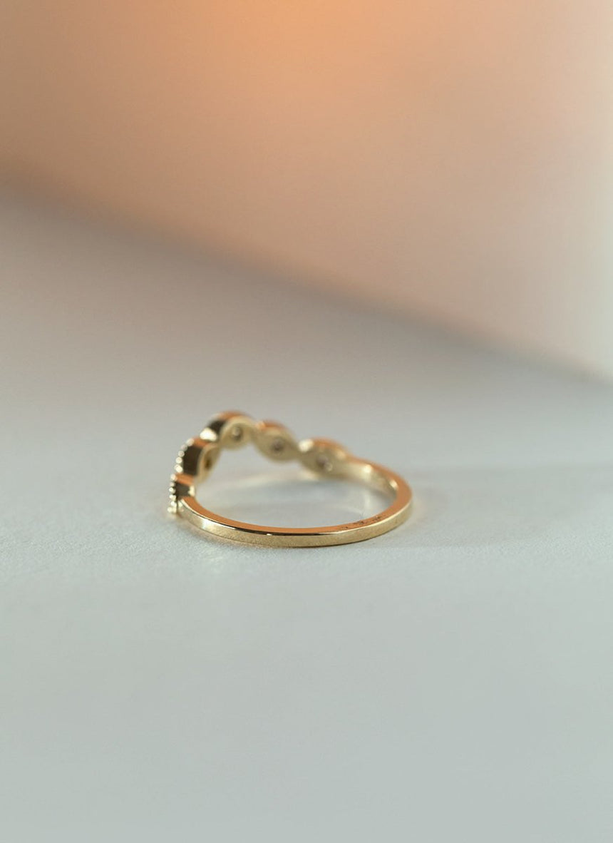 Joshi's sister diamond curve ring 14k gold - Studio Kroewe