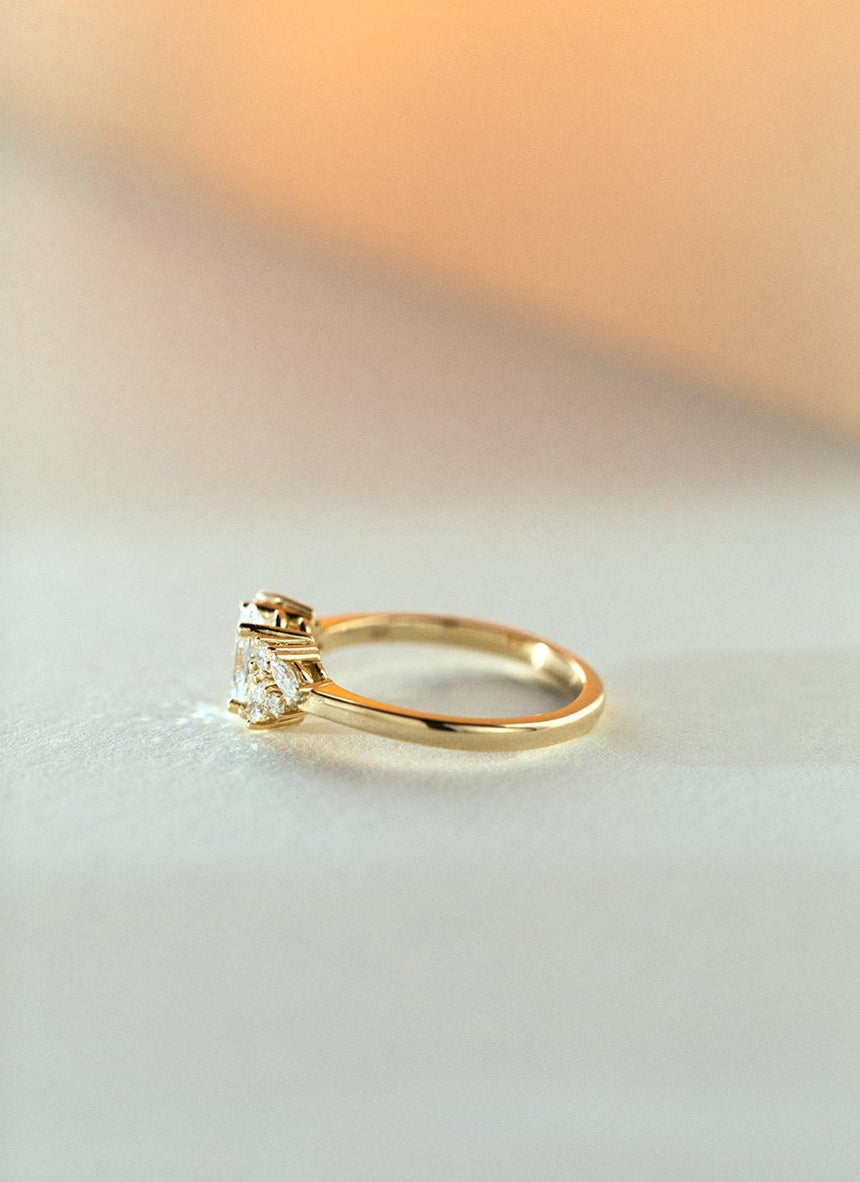 Josie oval diamond ring 14k gold - Studio Kroewe