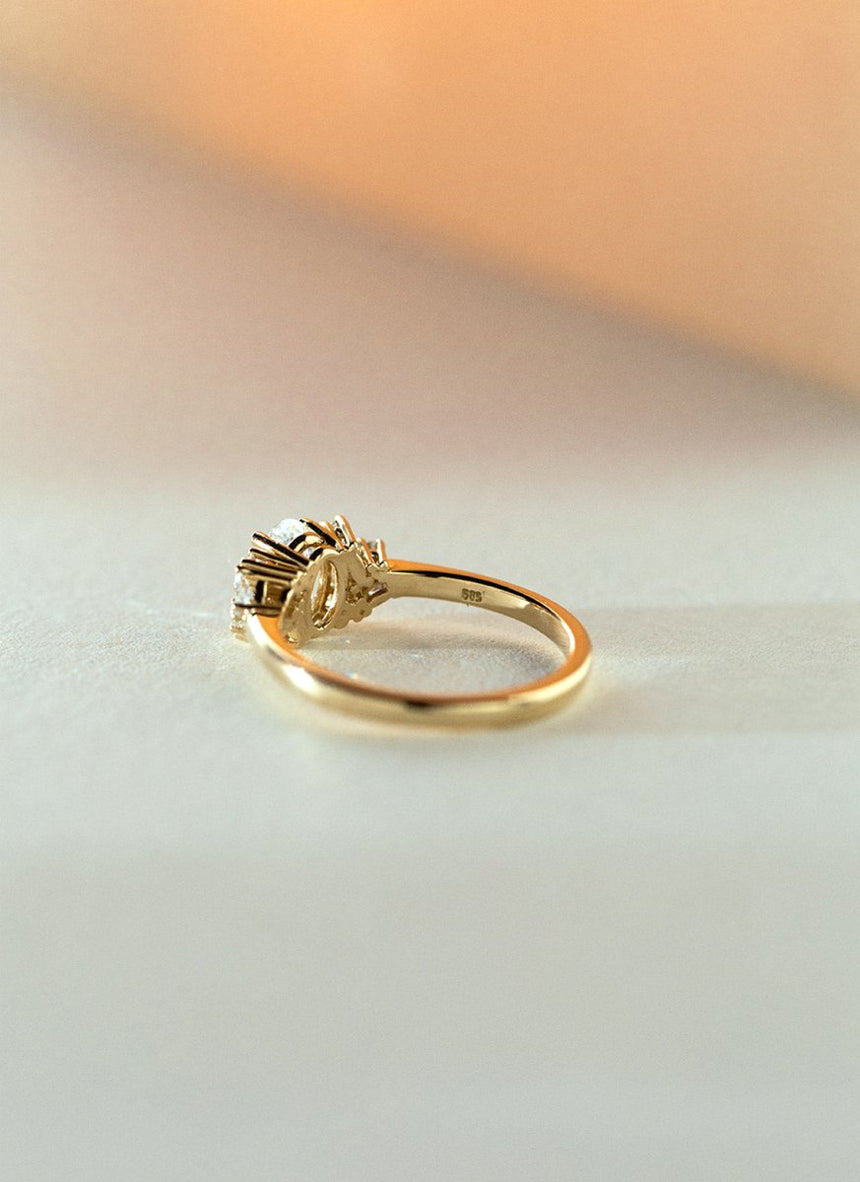 Josie oval diamond ring 14k gold - Studio Kroewe
