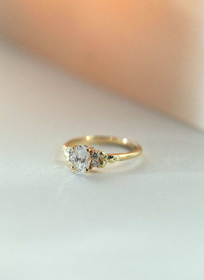 Joya oval diamond ring 14k gold - Studio Kroewe