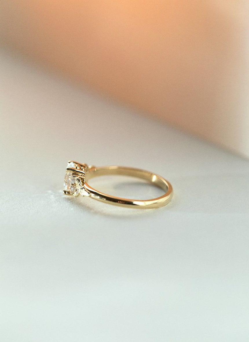 Joya oval diamond ring 14k gold - Studio Kroewe