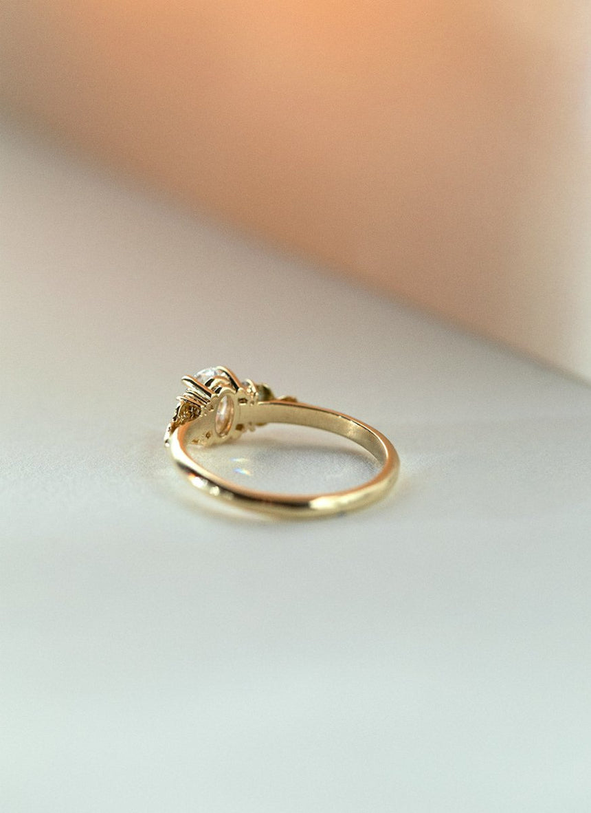 Joya oval diamond ring 14k gold - Studio Kroewe