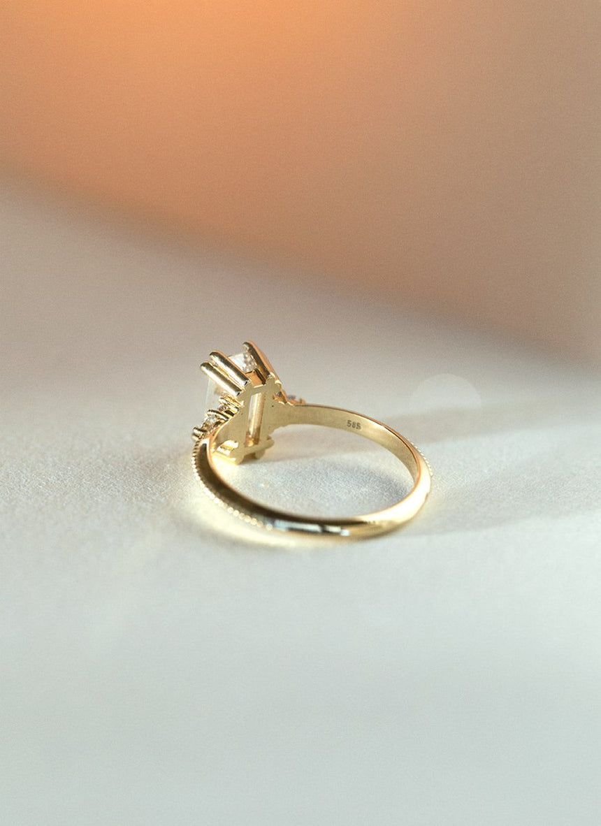 Judy baguette cut diamond ring 14k gold - Studio Kroewe