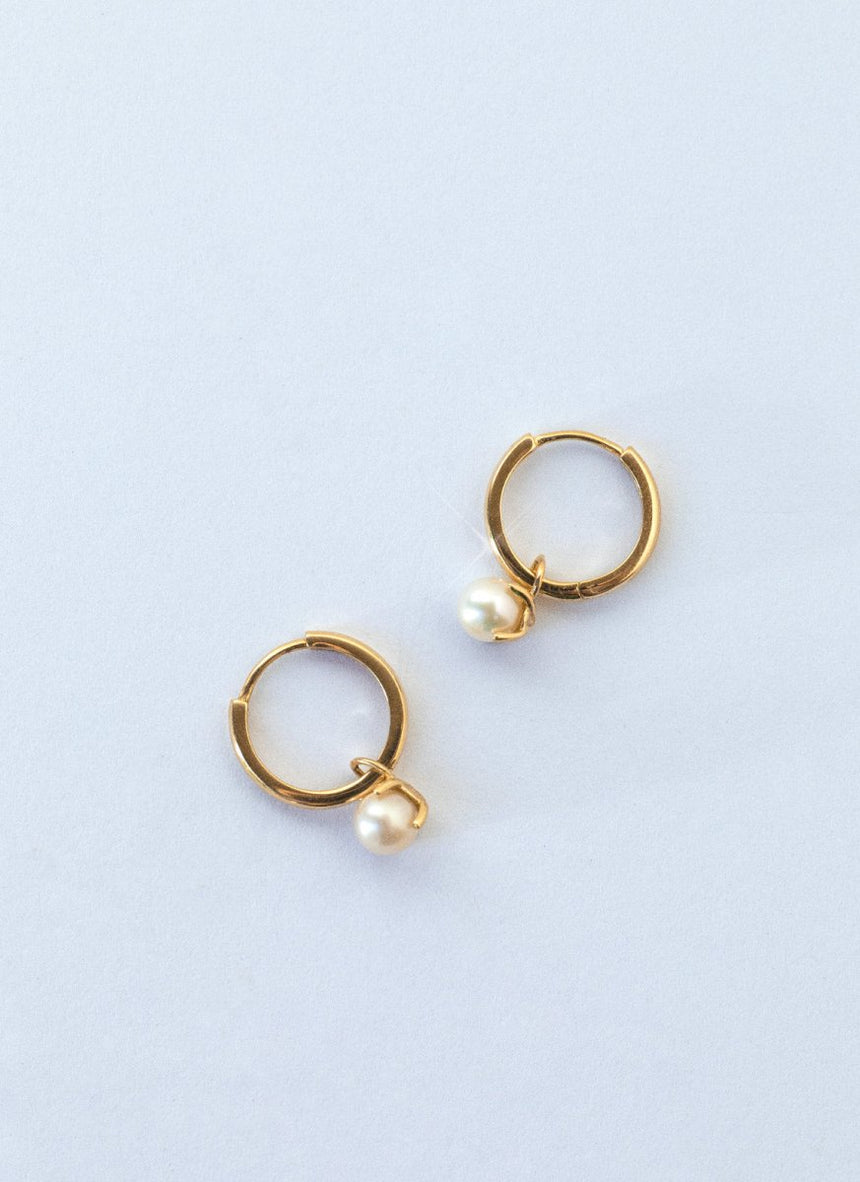 Jumi pearl huggie 14k gold - Studio Kroewe