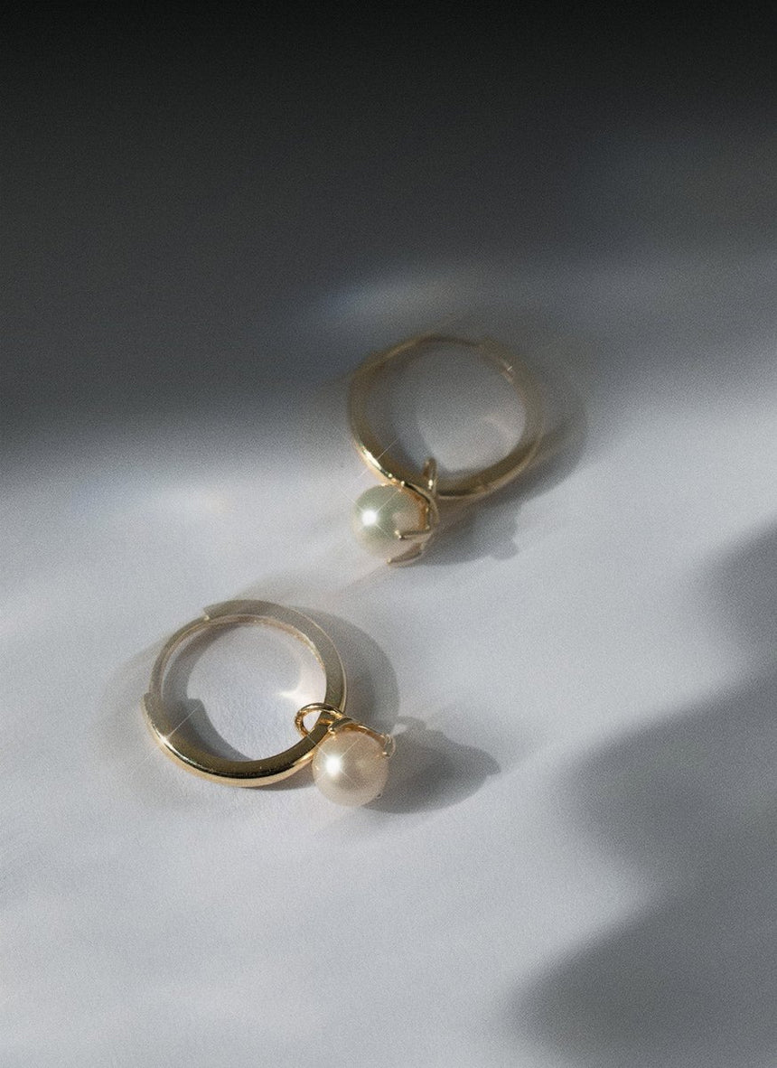 Jumi pearl huggie 14k gold - Studio Kroewe