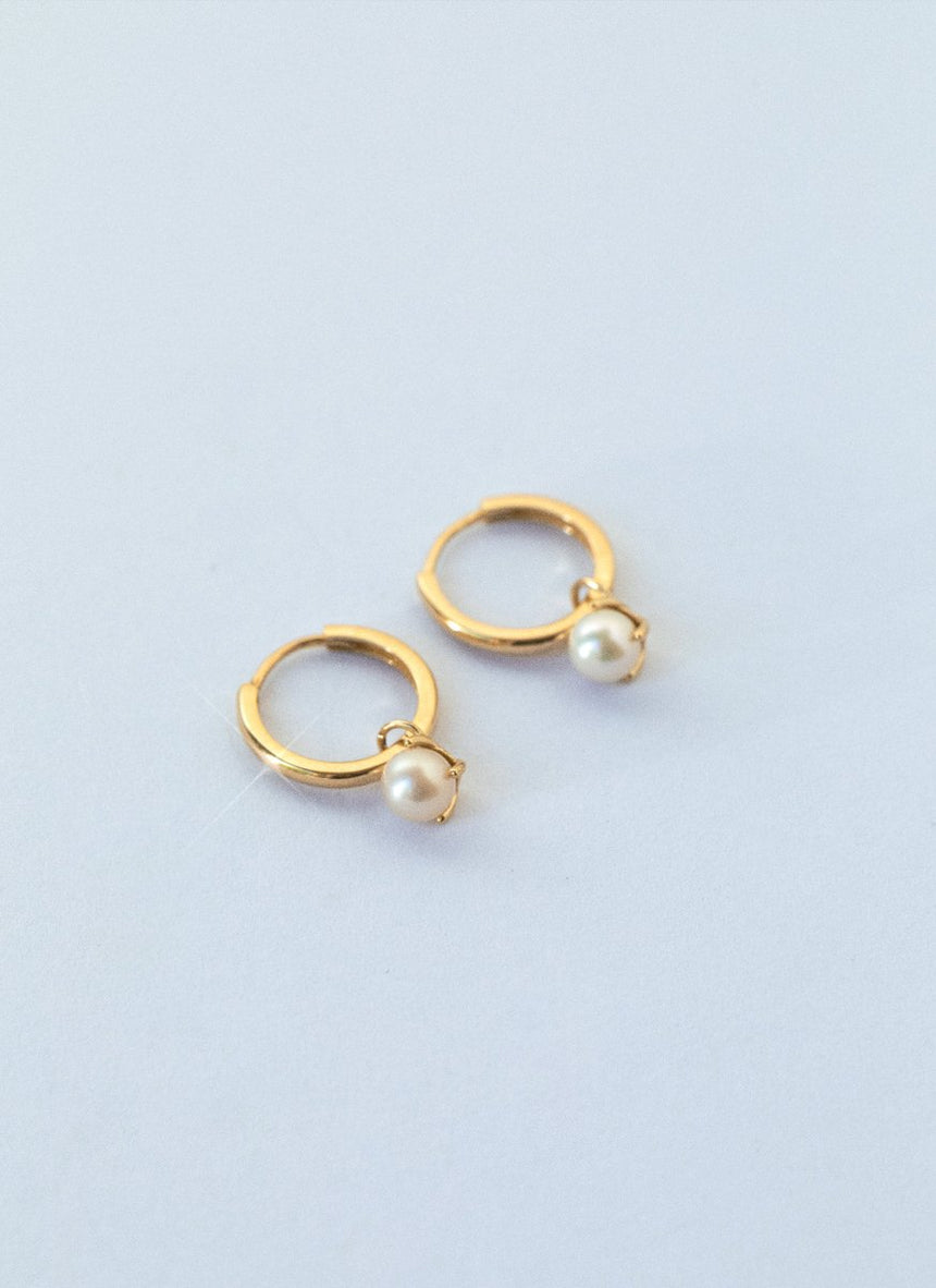 Jumi pearl huggie 14k gold - Studio Kroewe