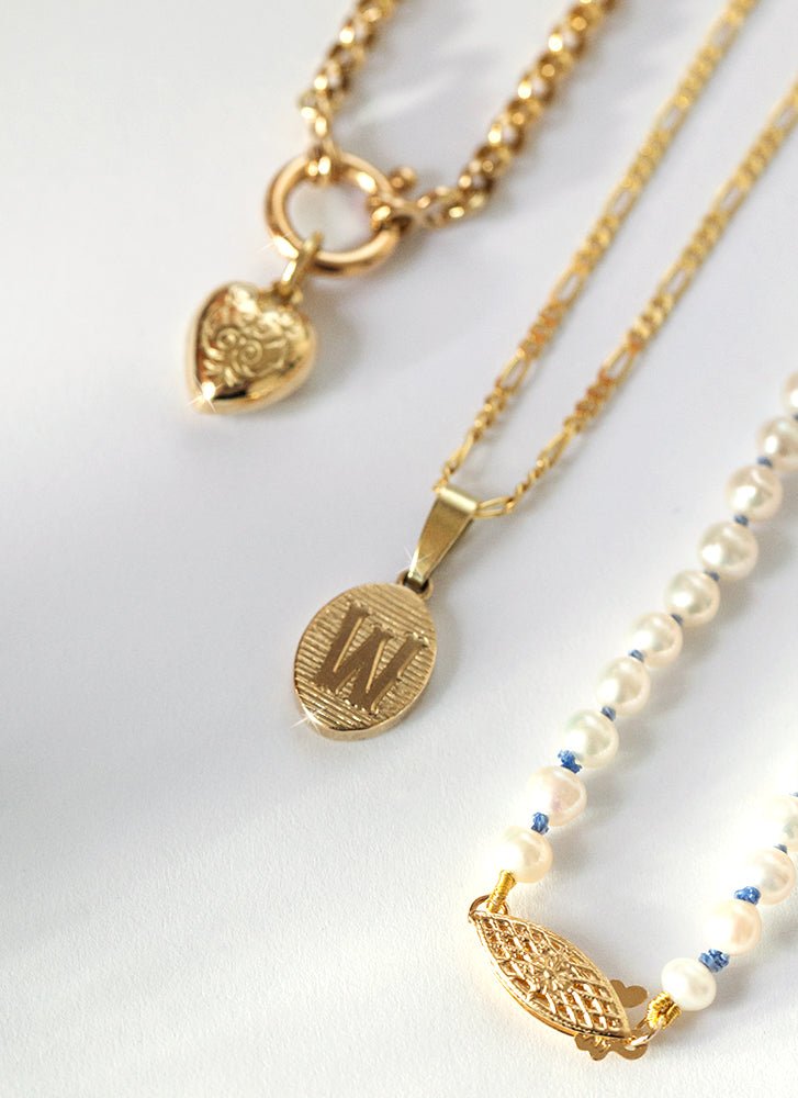 Laney alphabet signet charm 14k gold - Studio Kroewe