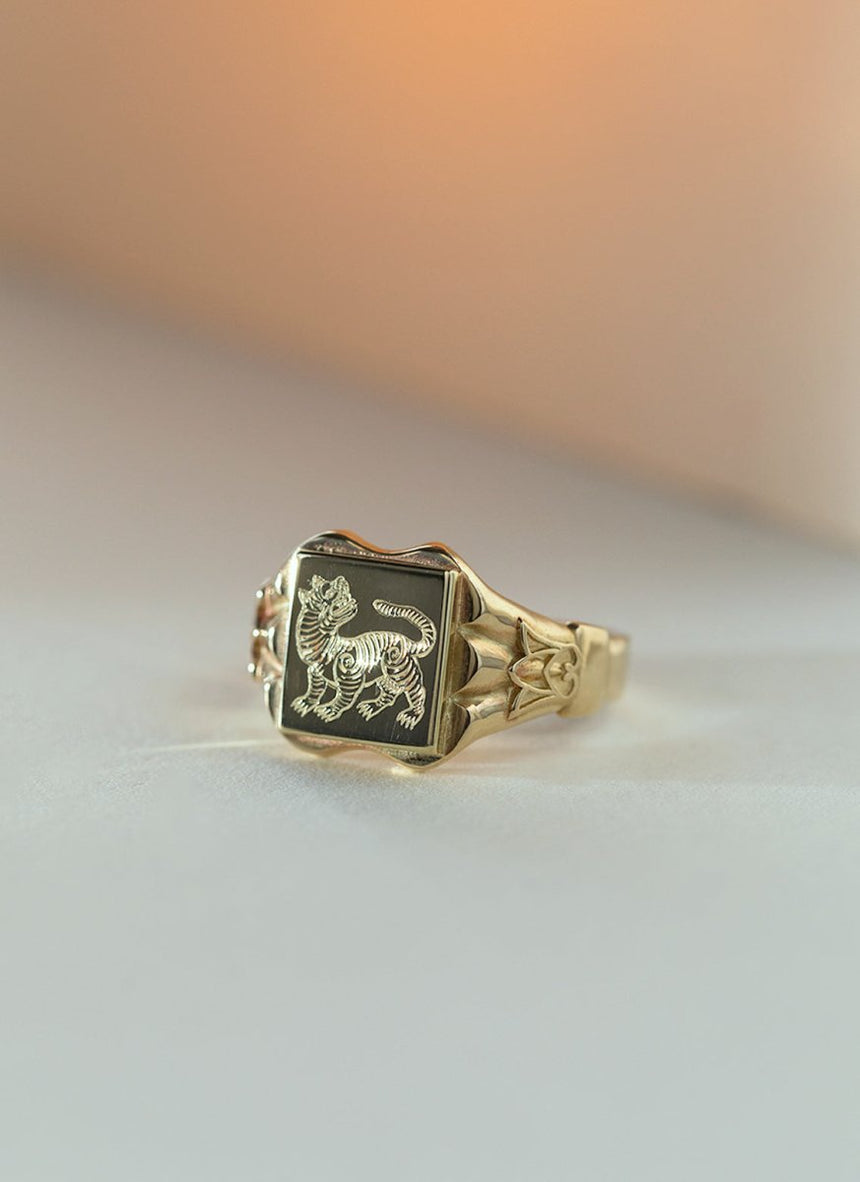Lenny signet ring 14k gold - Studio Kroewe