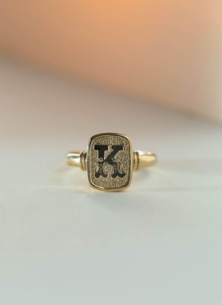 Lexy signet ring 14k gold - Studio Kroewe