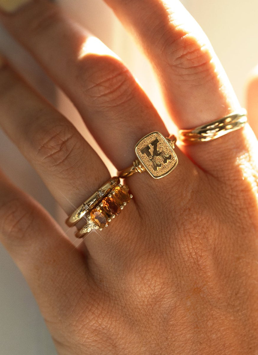 Freya love signet ring 14k gold - Studio Kroewe