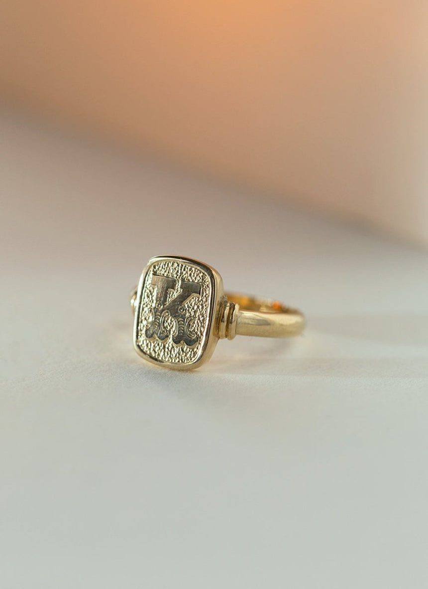Lexy signet ring 14k gold - Studio Kroewe