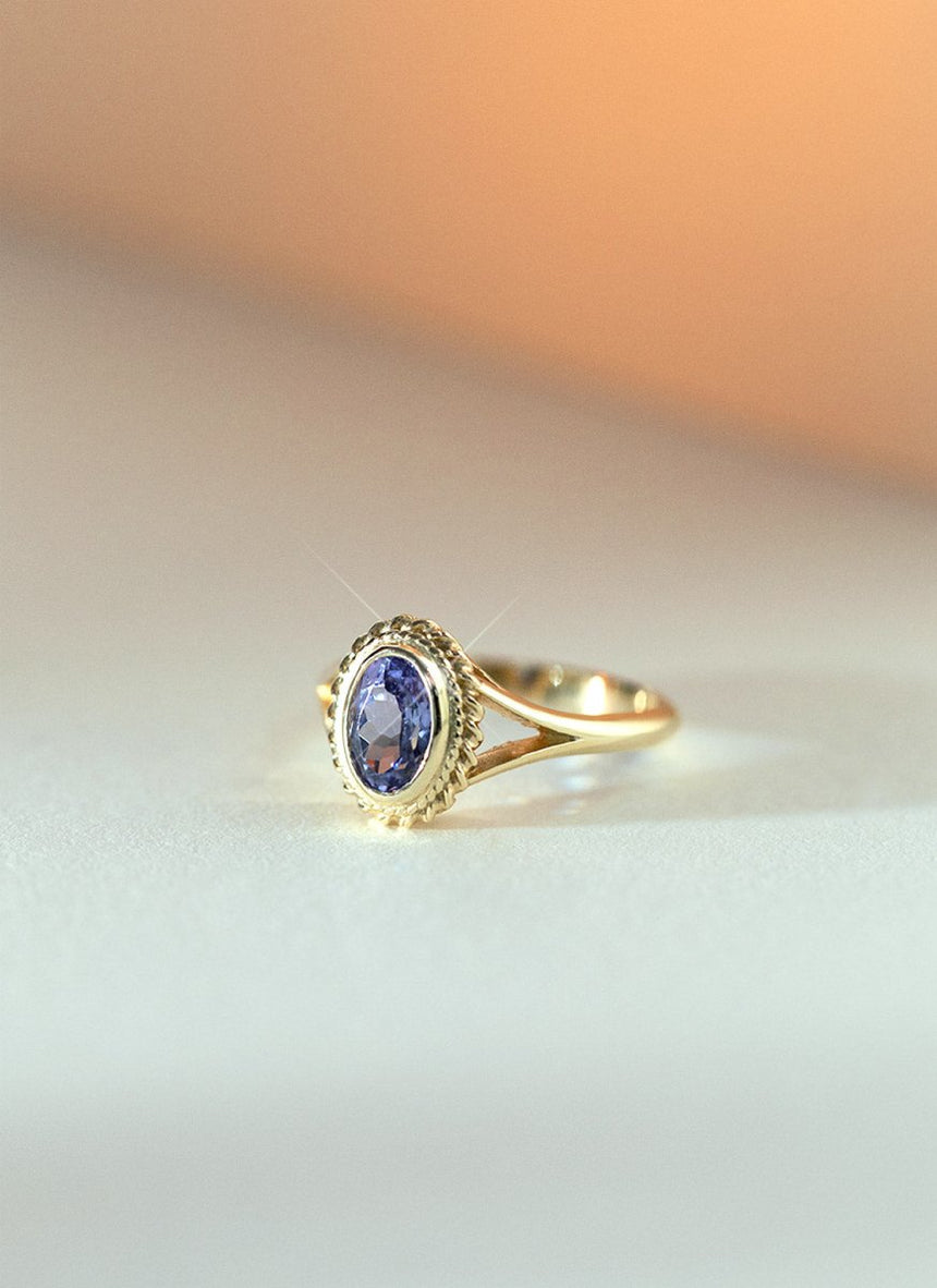 Limited Edition - Aurie tanzanite ring 14k gold - Studio Kroewe