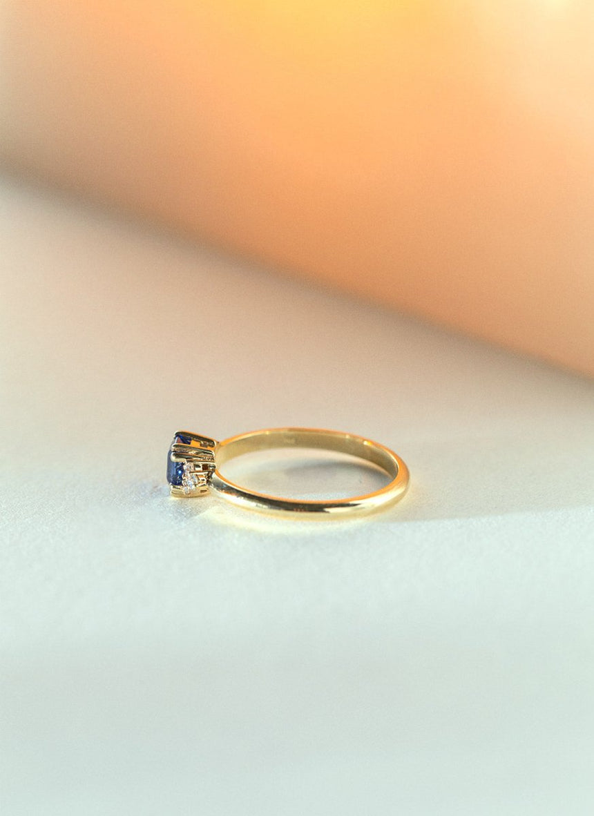 Limited Edition | Daisy diamond blue sapphire ring 14k gold - Studio Kroewe
