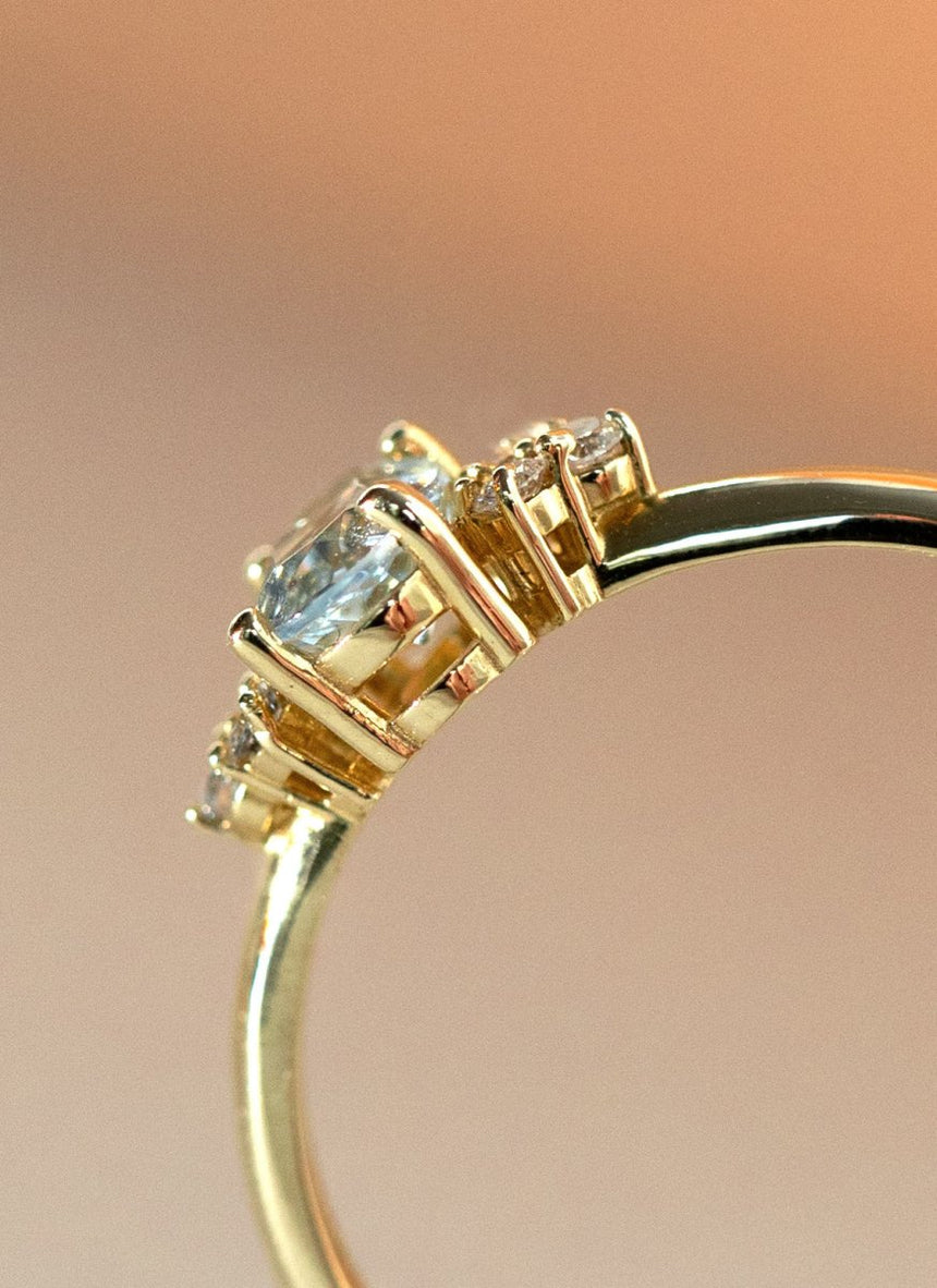 Limited Edition - Daisy oval cut aquamarine diamond ring 14k gold - Studio Kroewe