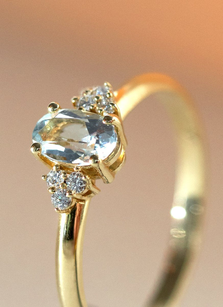 Limited Edition - Daisy oval cut aquamarine diamond ring 14k gold - Studio Kroewe