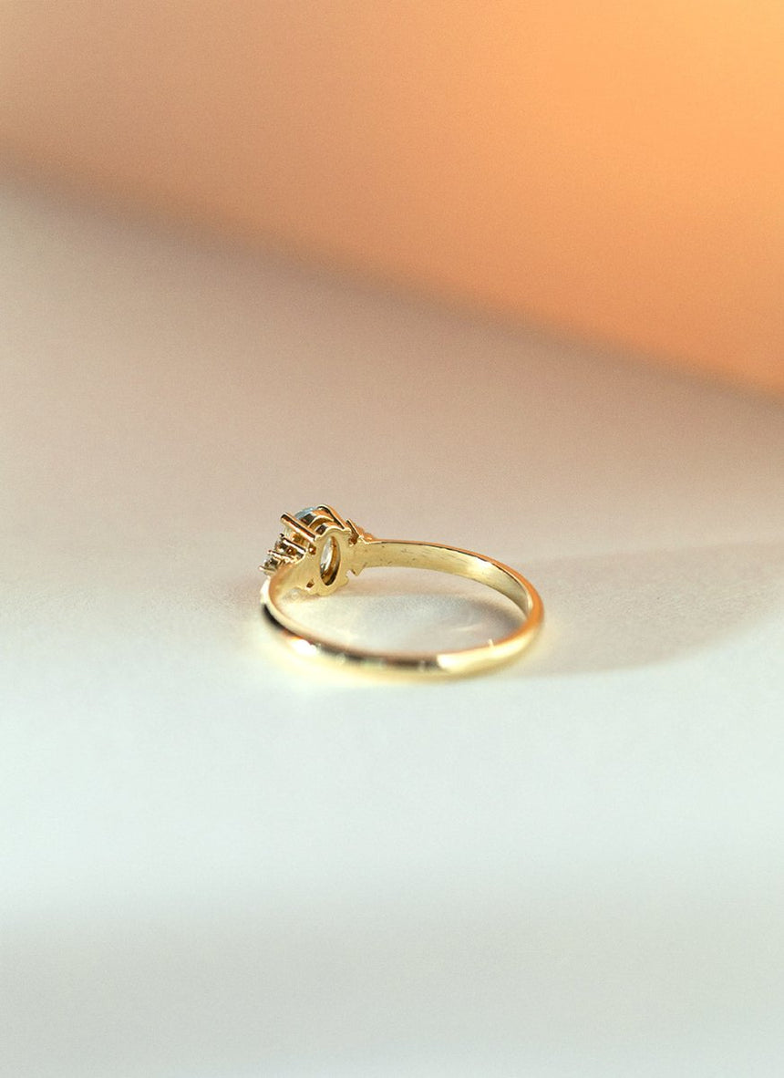 Limited Edition - Daisy oval cut aquamarine diamond ring 14k gold - Studio Kroewe