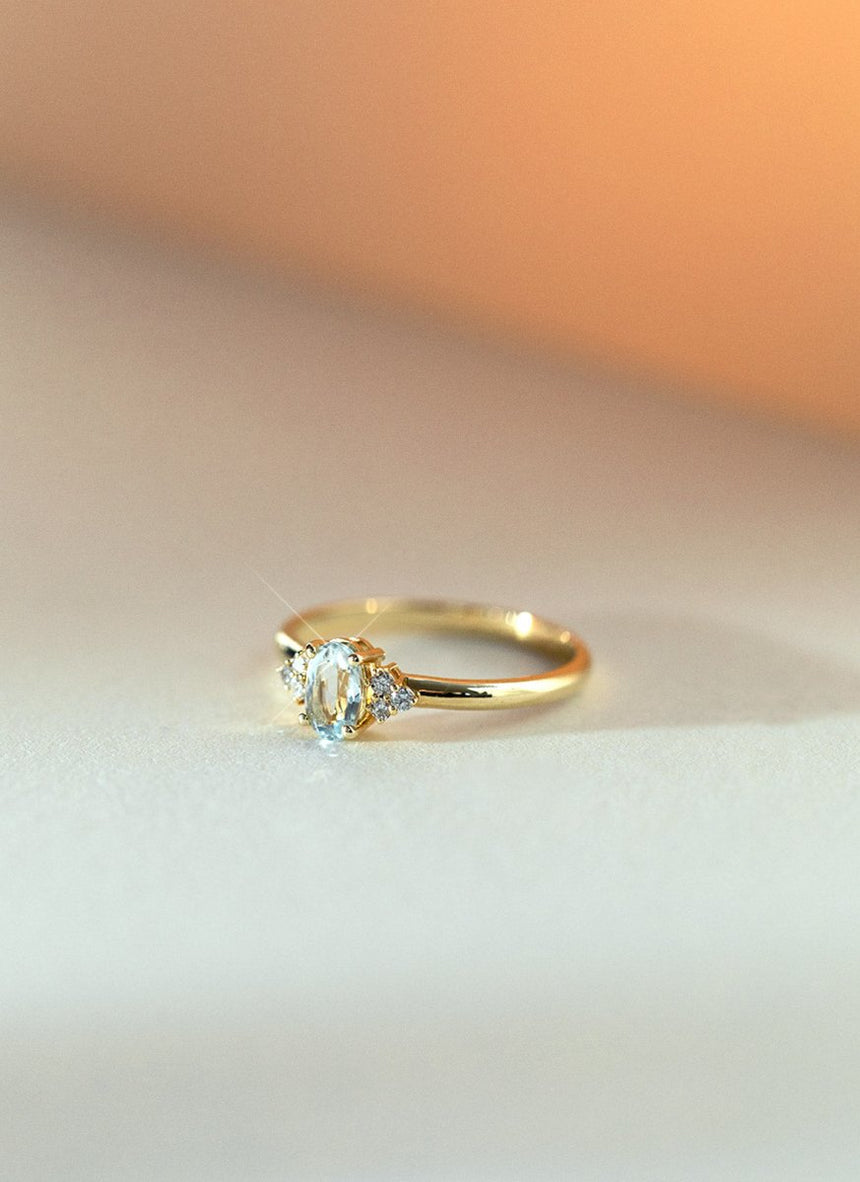 Limited Edition - Daisy oval cut aquamarine diamond ring 14k gold - Studio Kroewe