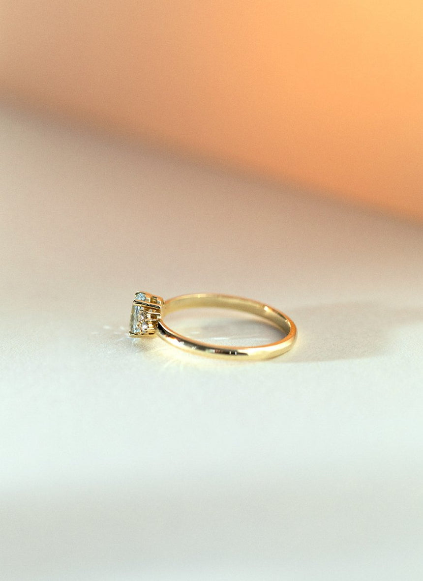 Limited Edition - Daisy oval cut aquamarine diamond ring 14k gold - Studio Kroewe