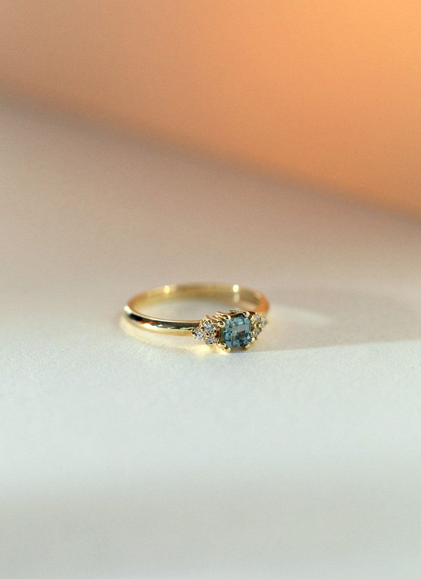Limited Edition - Daisy sapphire diamond ring 14k gold - Studio Kroewe