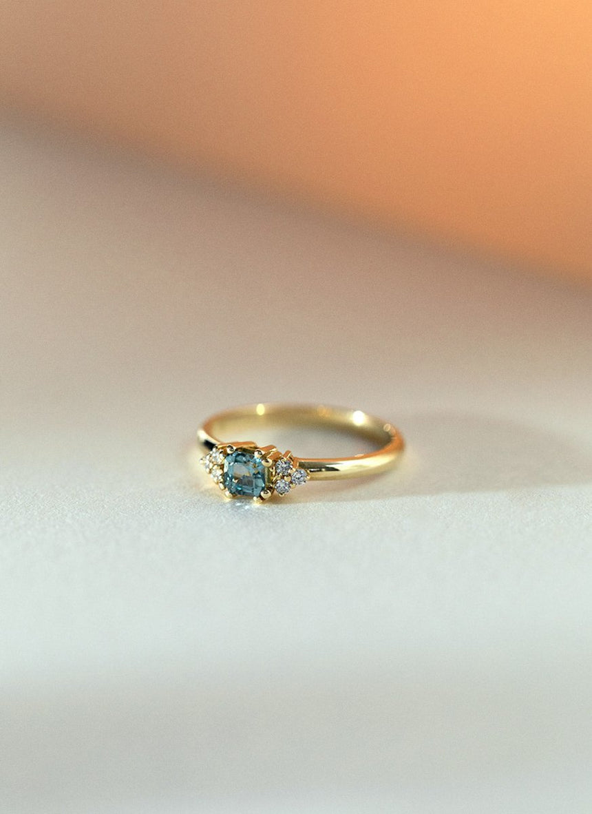 Limited Edition - Daisy sapphire diamond ring 14k gold - Studio Kroewe