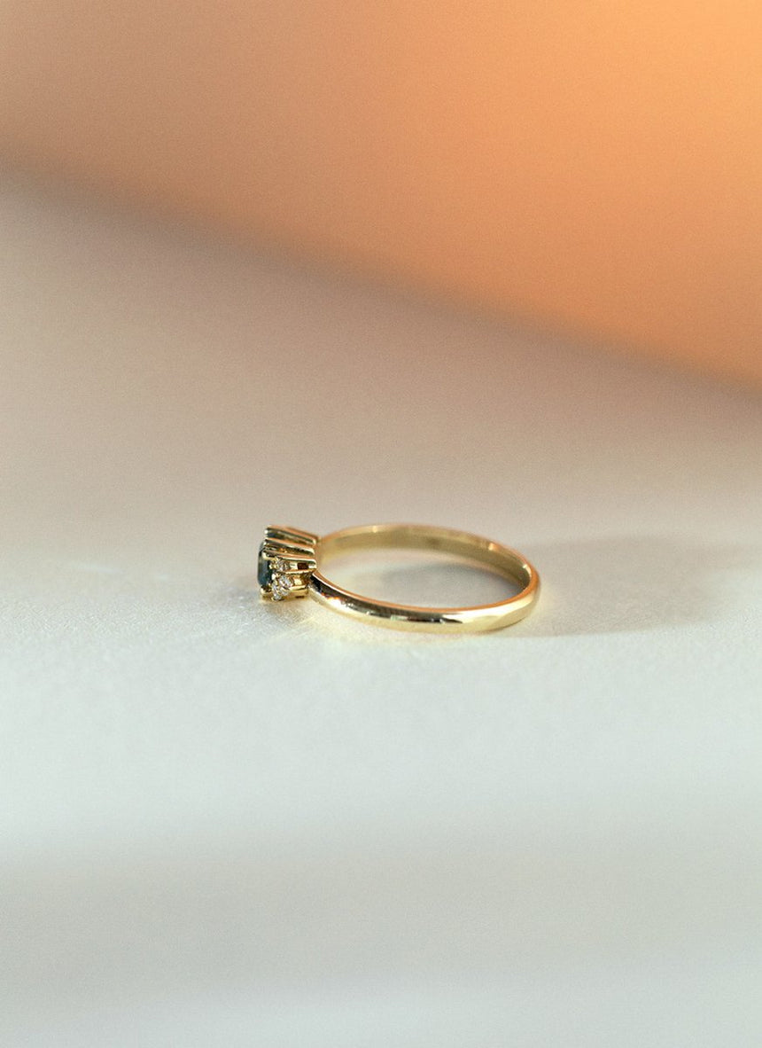 Limited Edition - Daisy sapphire diamond ring 14k gold - Studio Kroewe