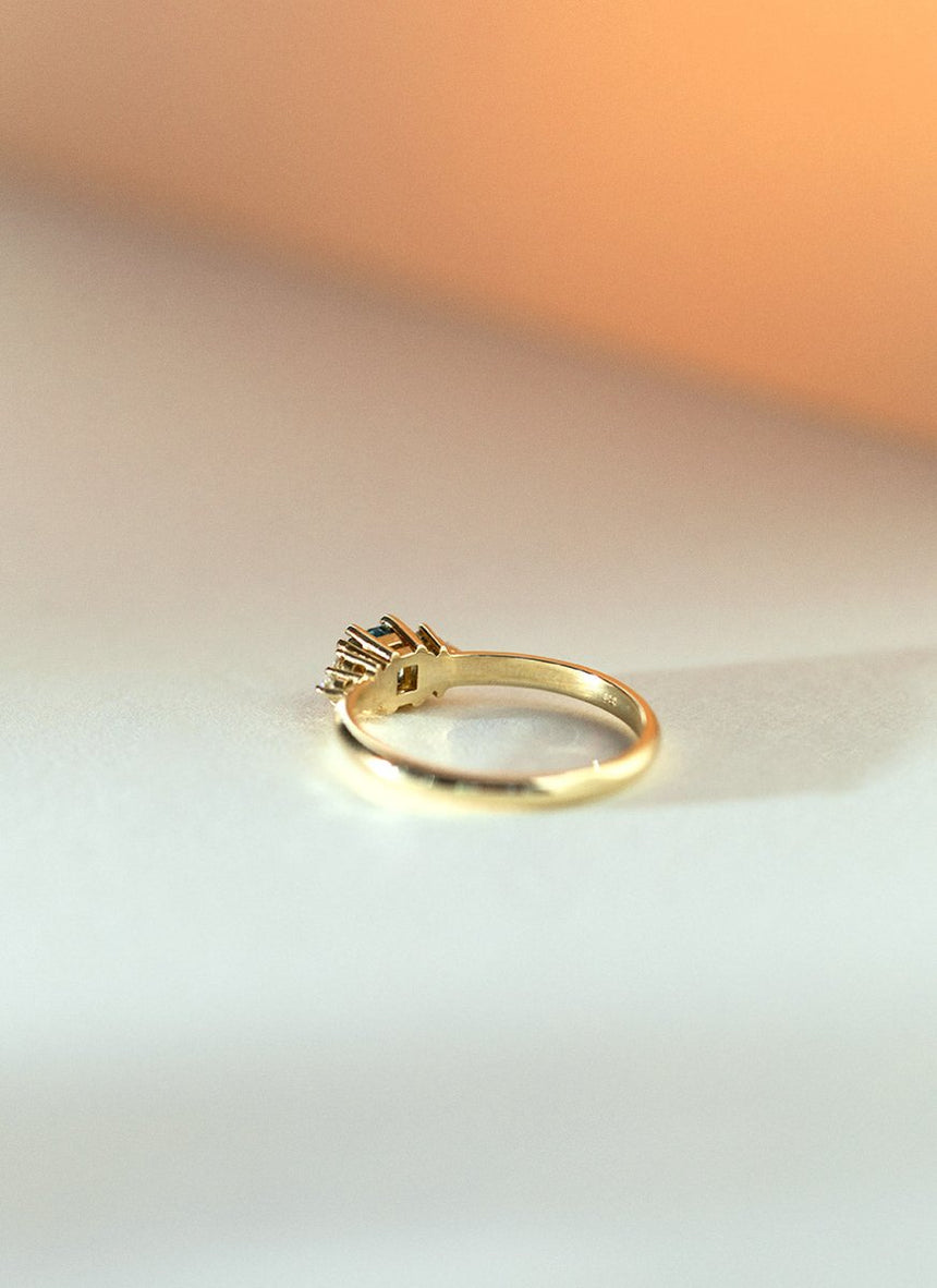 Limited Edition - Daisy sapphire diamond ring 14k gold - Studio Kroewe