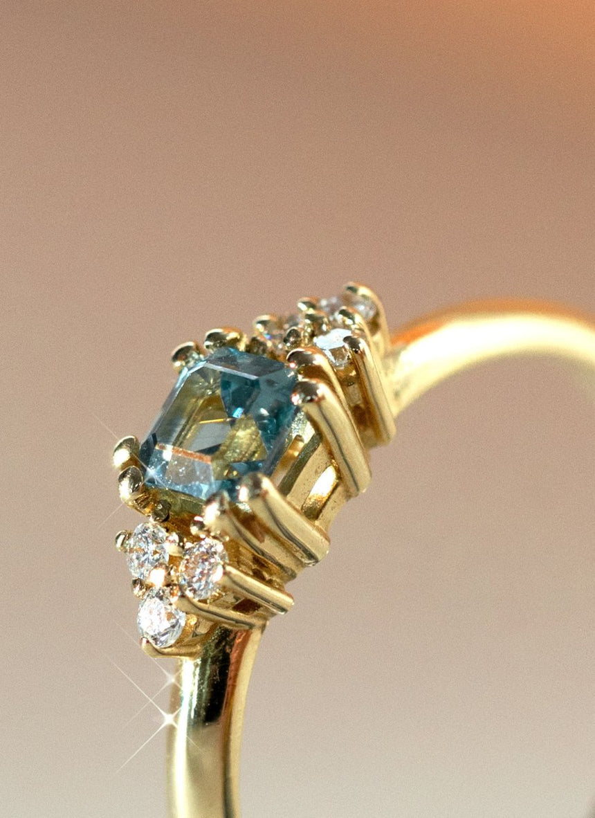 Limited Edition - Daisy sapphire diamond ring 14k gold - Studio Kroewe