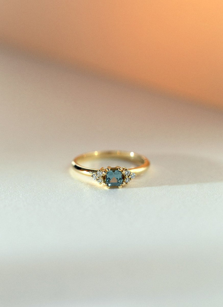 Limited Edition - Daisy sapphire diamond ring 14k gold - Studio Kroewe
