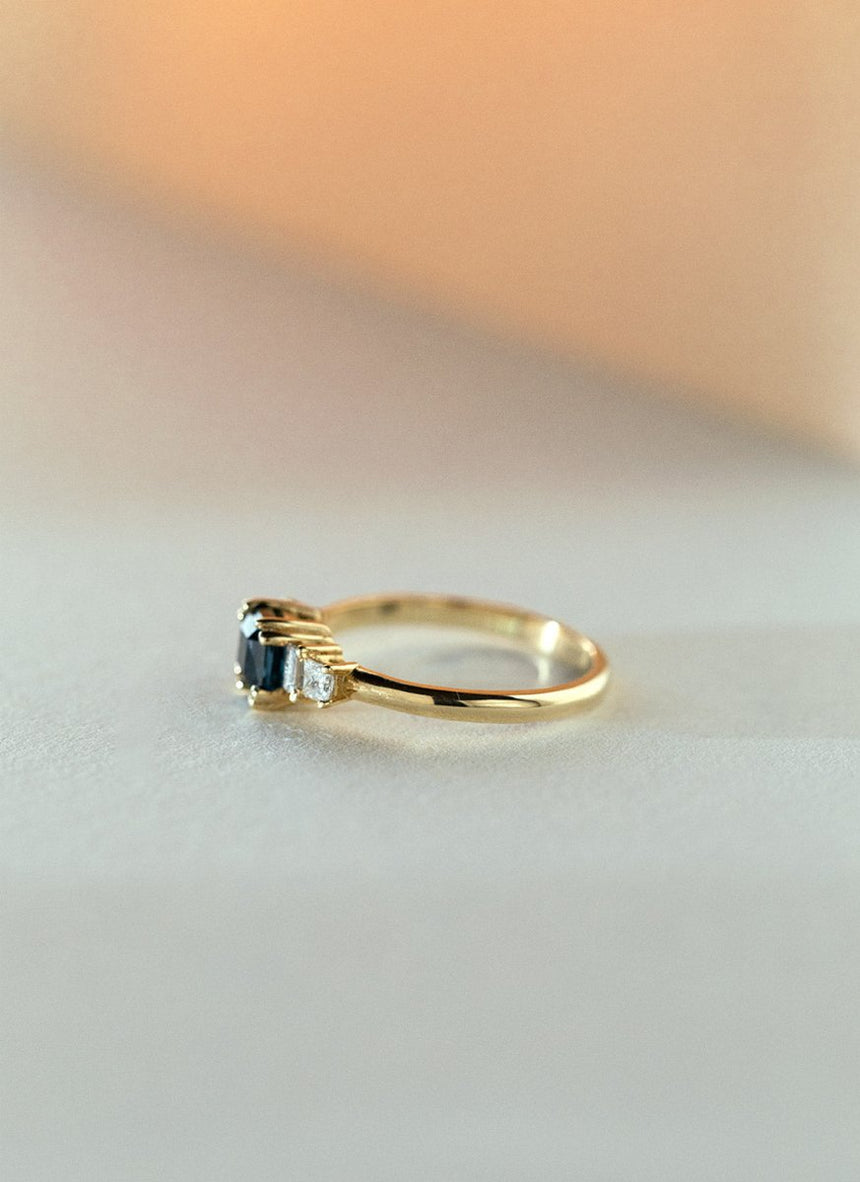 Limited Edition | Lily indigo sapphire diamond ring 14k gold - Studio Kroewe