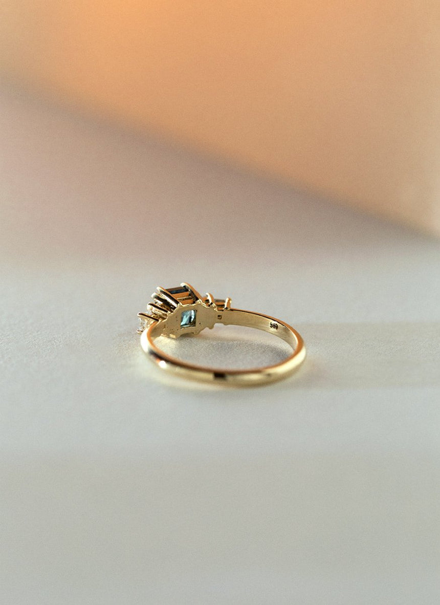 Limited Edition | Lily indigo sapphire diamond ring 14k gold - Studio Kroewe