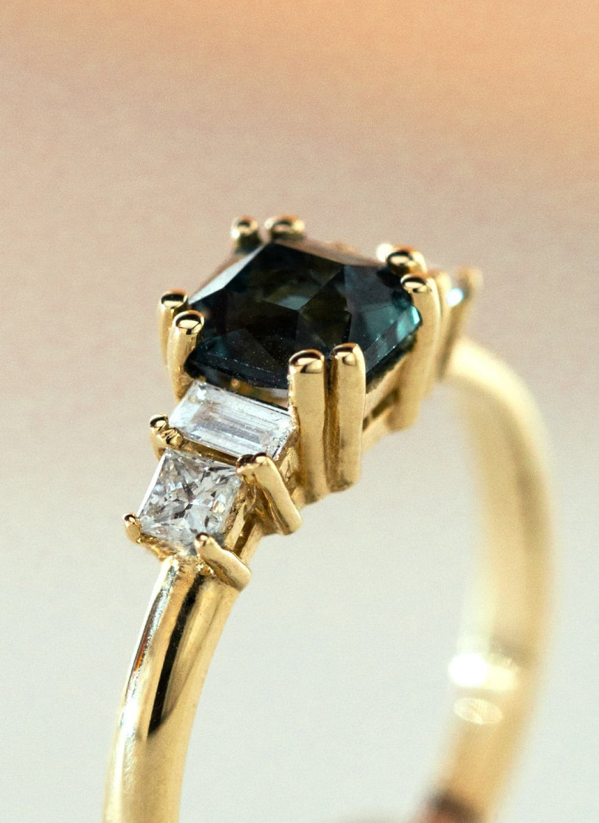 Limited Edition | Lily indigo sapphire diamond ring 14k gold - Studio Kroewe
