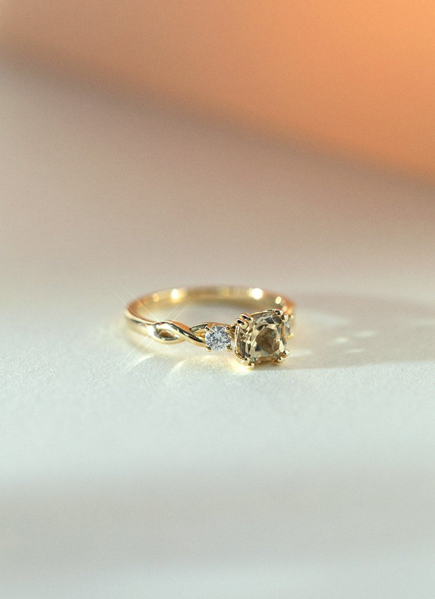 Limited Edition - Daisy sapphire diamond ring 14k gold - Studio Kroewe
