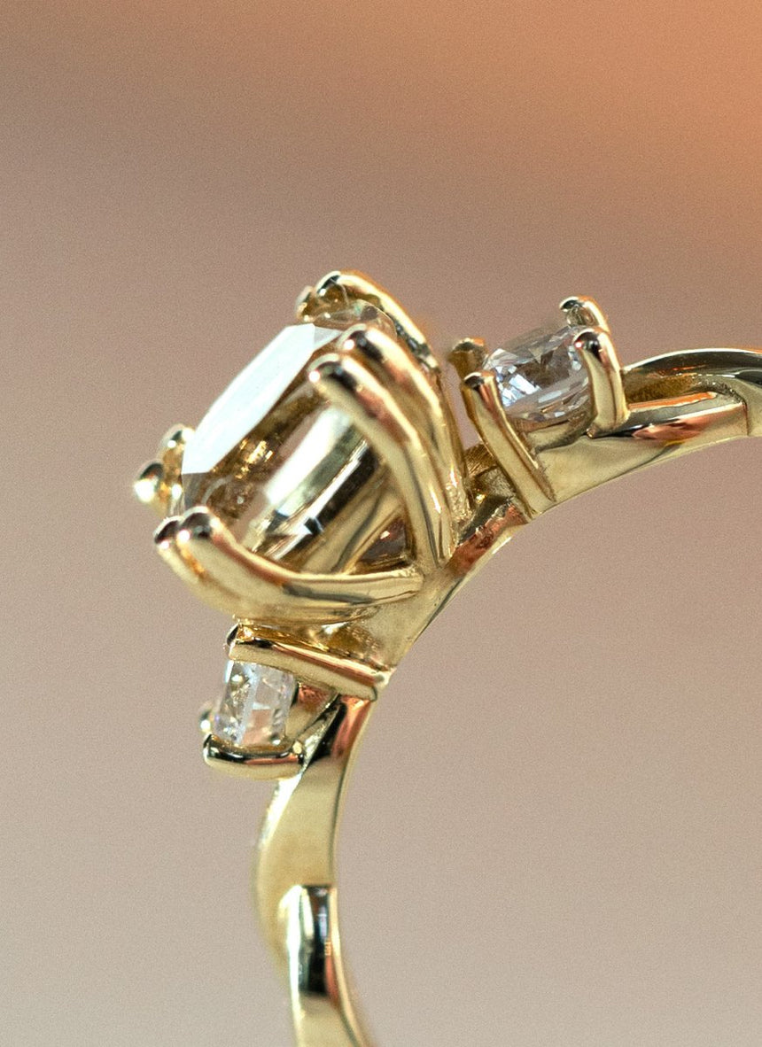 Limited Edition - Daisy sapphire diamond ring 14k gold - Studio Kroewe
