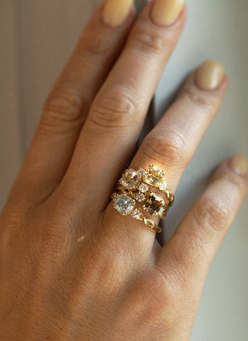 Limited Edition - Daisy sapphire diamond ring 14k gold - Studio Kroewe
