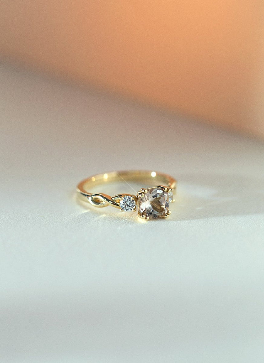 Limited Edition - Daisy sapphire diamond ring 14k gold - Studio Kroewe