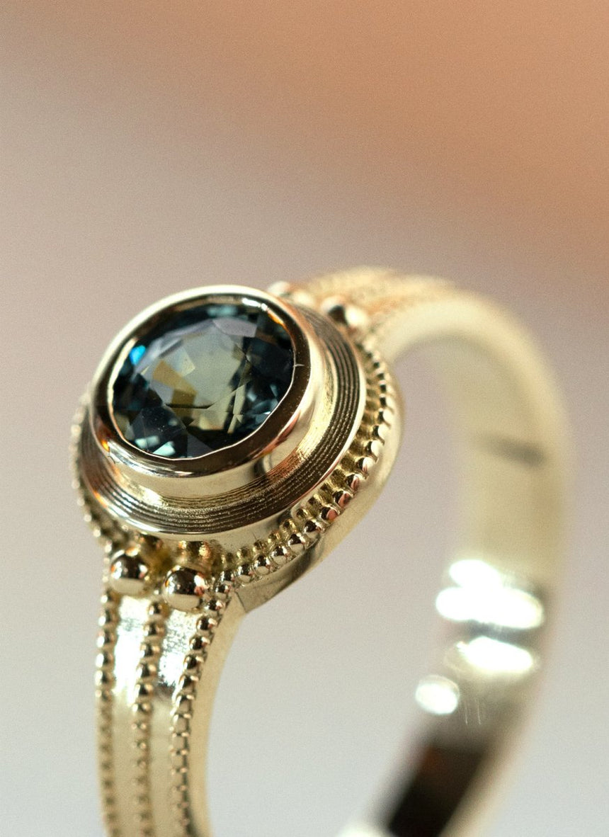 Limited Edition | Rumi green blue sapphire ring 14k gold - Studio Kroewe