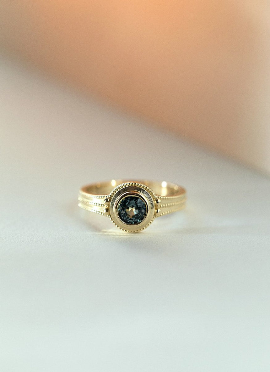 Limited Edition | Rumi green blue sapphire ring 14k gold - Studio Kroewe