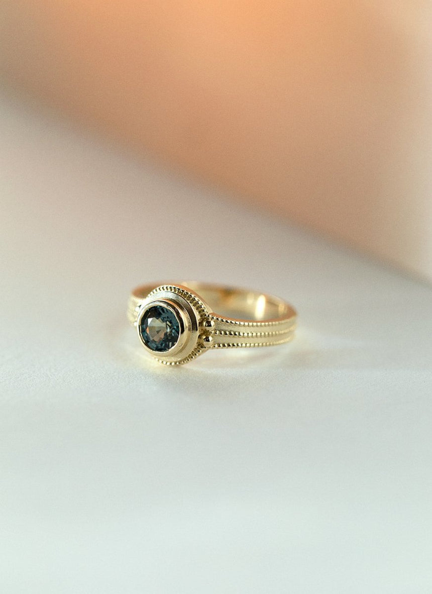 Limited Edition | Rumi green blue sapphire ring 14k gold - Studio Kroewe
