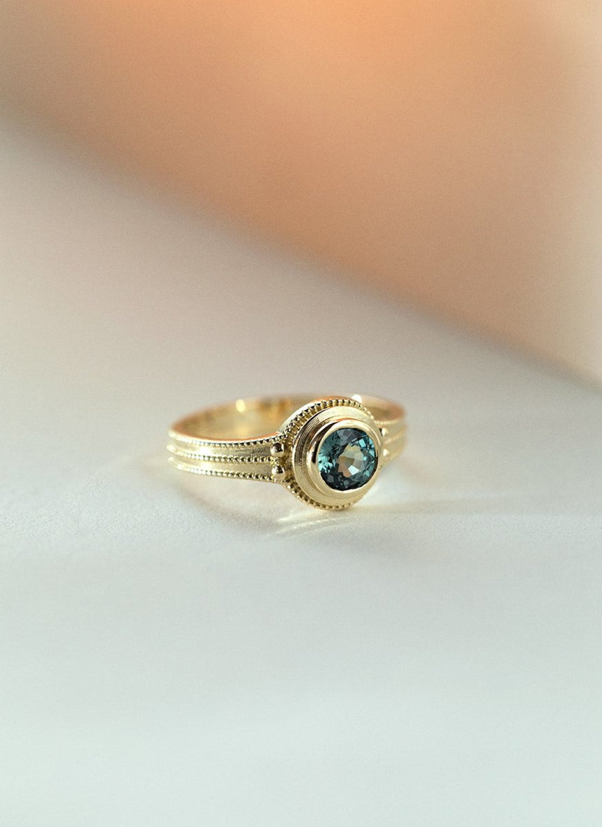 Limited Edition | Rumi green blue sapphire ring 14k gold - Studio Kroewe