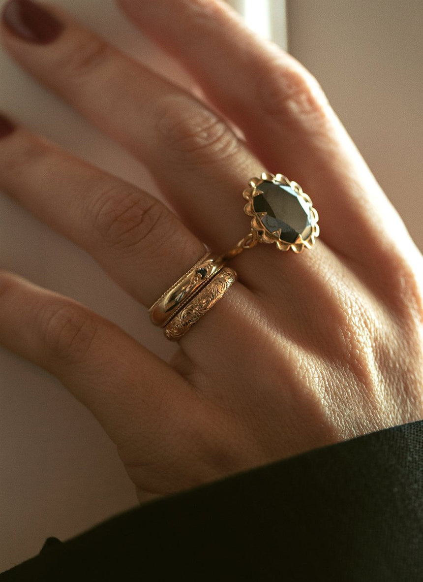Lonny black sapphire ring 14k gold - Studio Kroewe