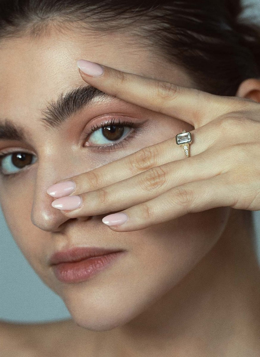 Noa emerald cut diamond ring 14k gold - Studio Kroewe