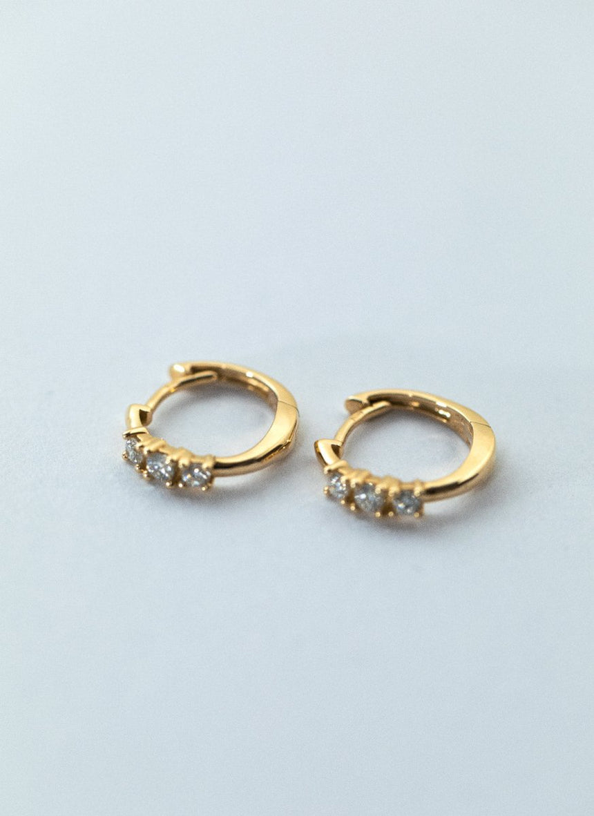 Jumi pearl huggie 14k gold - Studio Kroewe