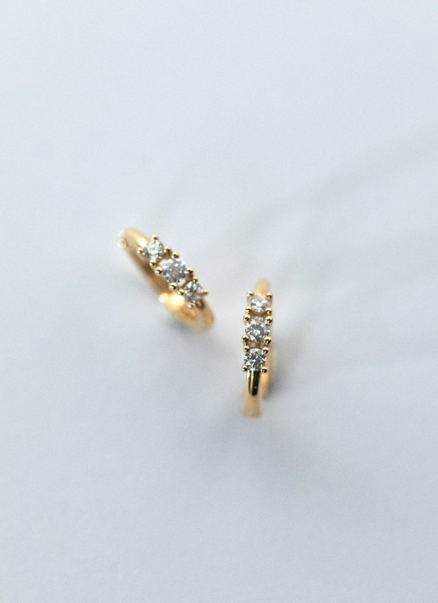 Mila diamond huggie 14k gold - Studio Kroewe