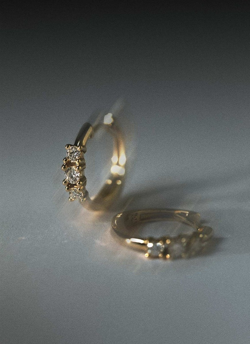 Mila diamond huggie 14k gold - Studio Kroewe