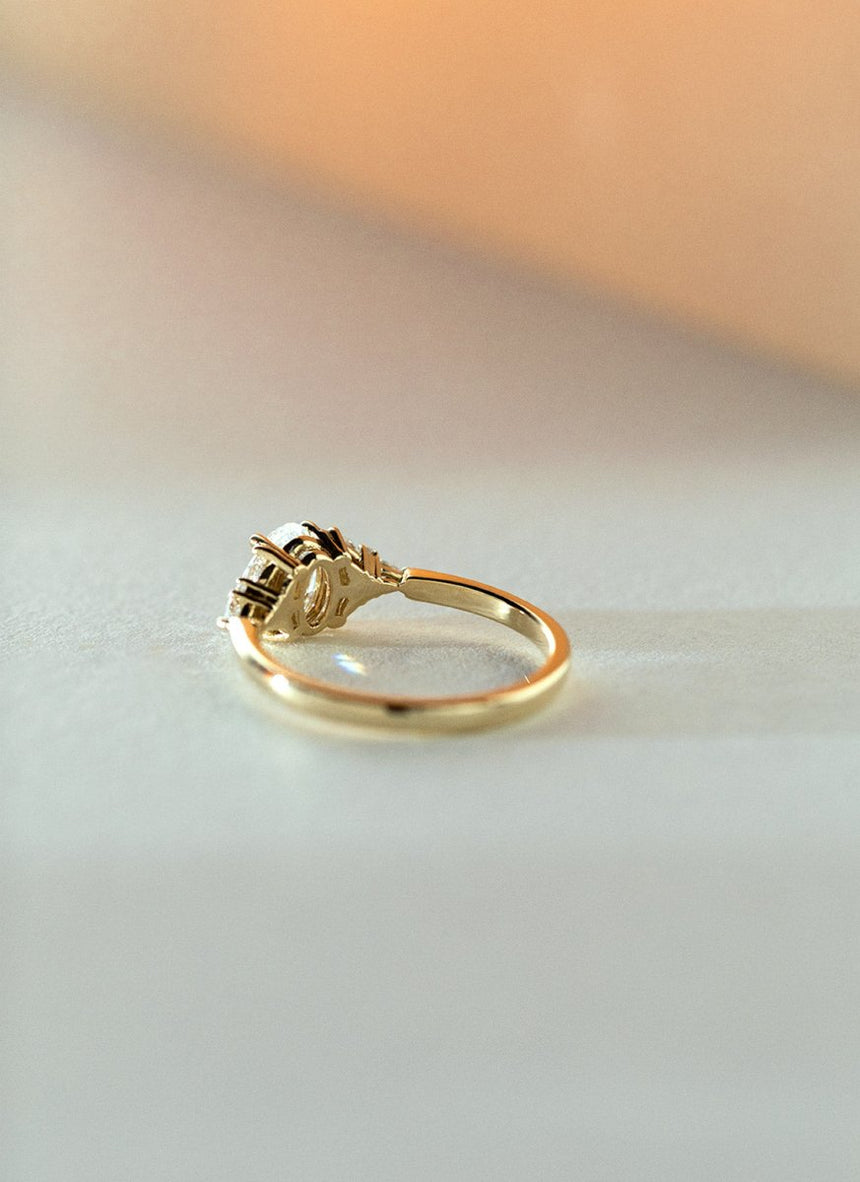 Millie oval flower diamond ring 14k gold - Studio Kroewe