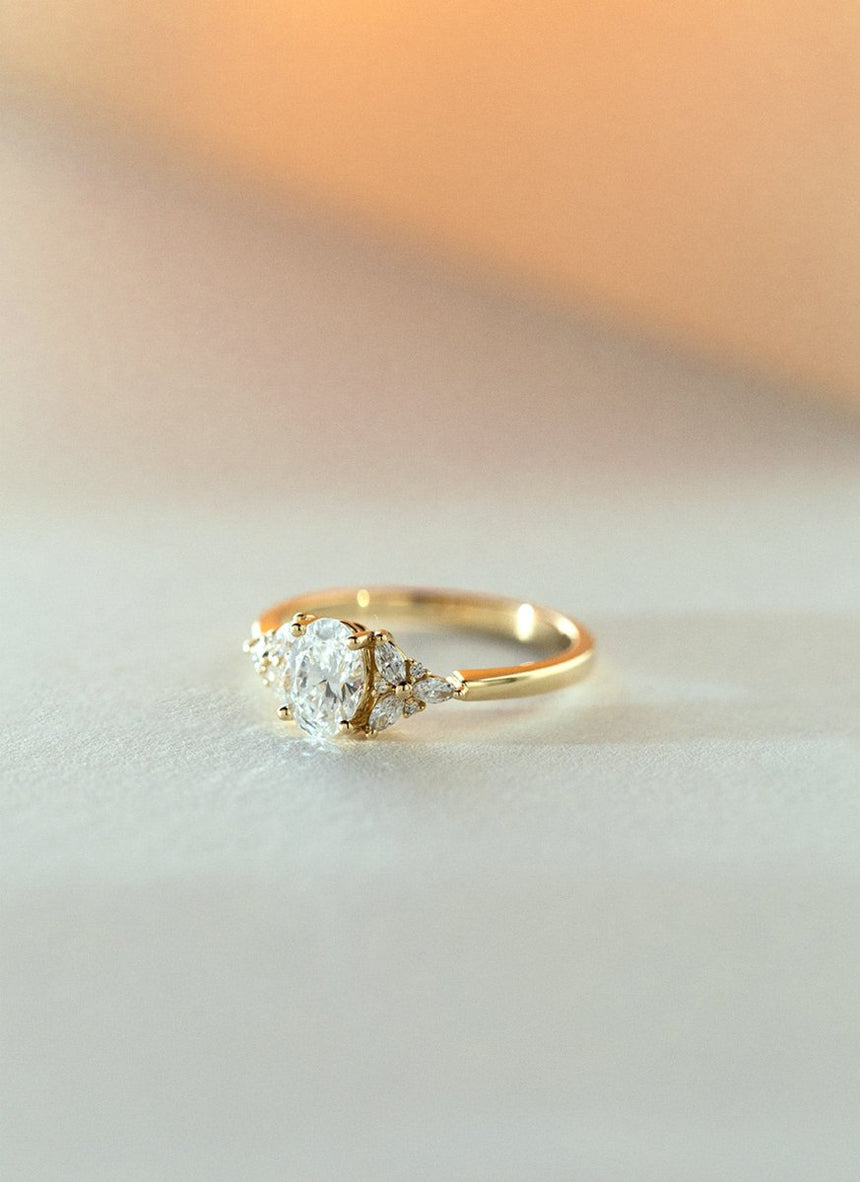 Millie oval flower diamond ring 14k gold - Studio Kroewe