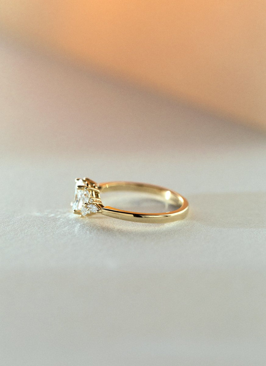 Millie oval flower diamond ring 14k gold - Studio Kroewe